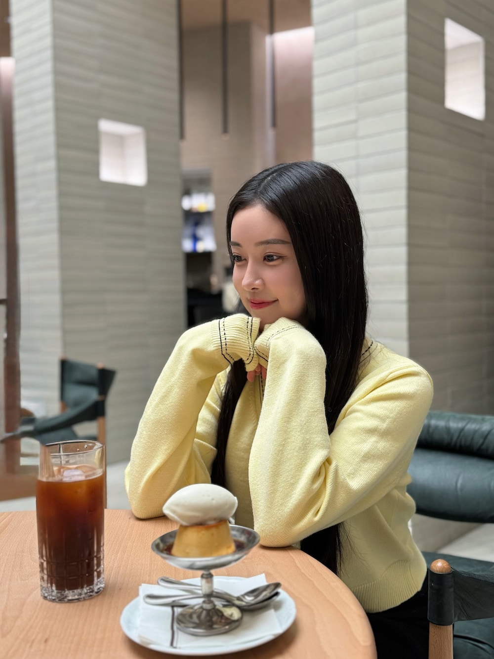 イエロー系のカーディガン/ボレロを着用したレディースの春コーディネートの2枚目の写真