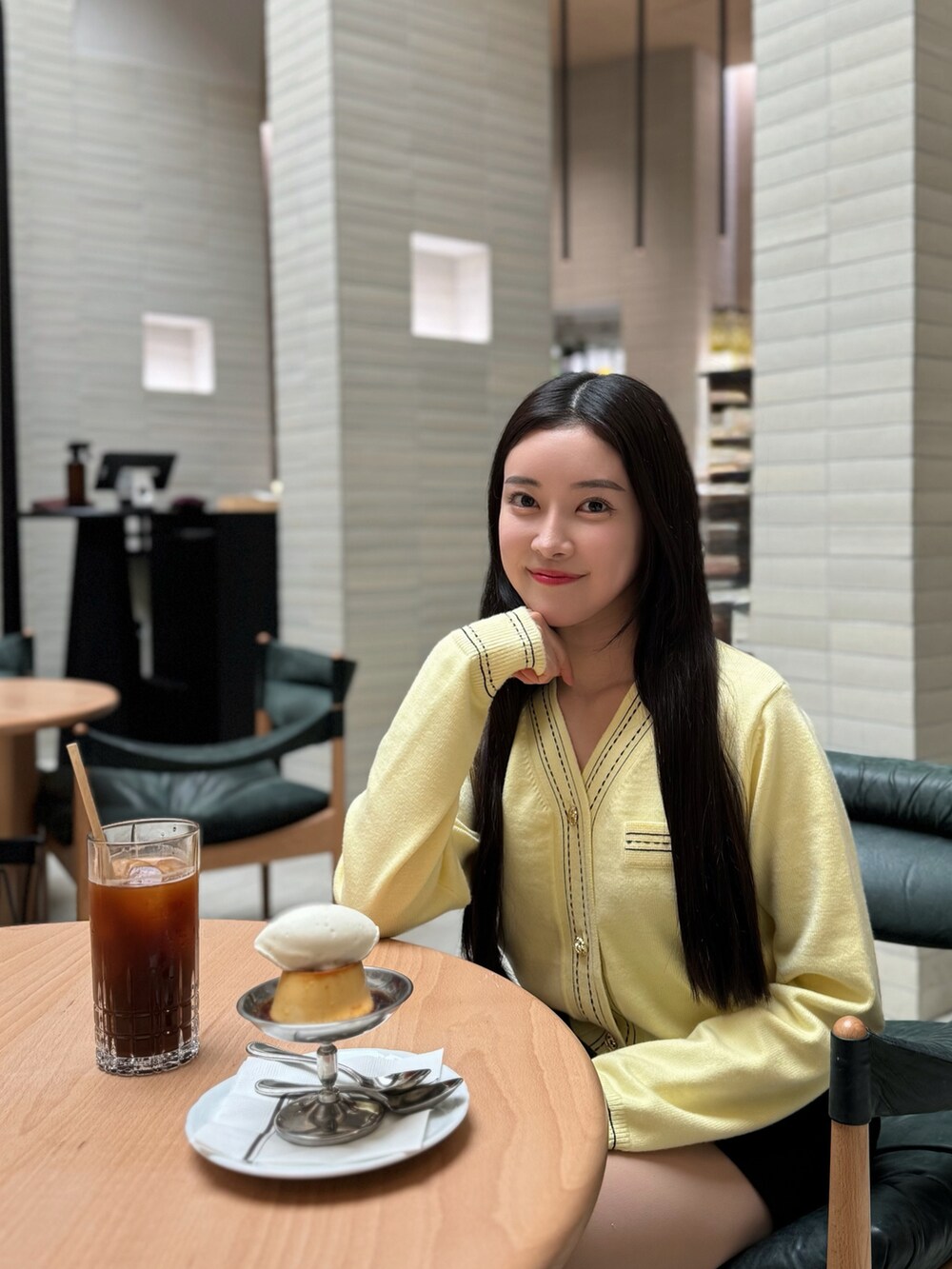 イエロー系のカーディガン/ボレロを着用したレディースの春コーディネートの3枚目の写真