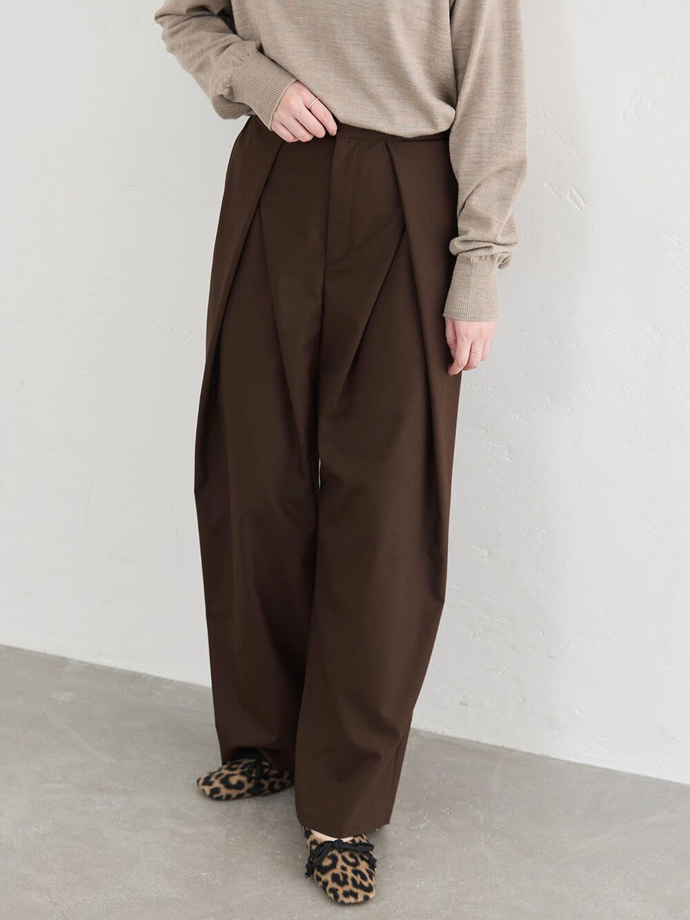 ブラウン系のその他パンツ、ベージュ系のニット/セーター、イエロー系のその他シューズを着用したレディースの秋コーディネートの6枚目の写真