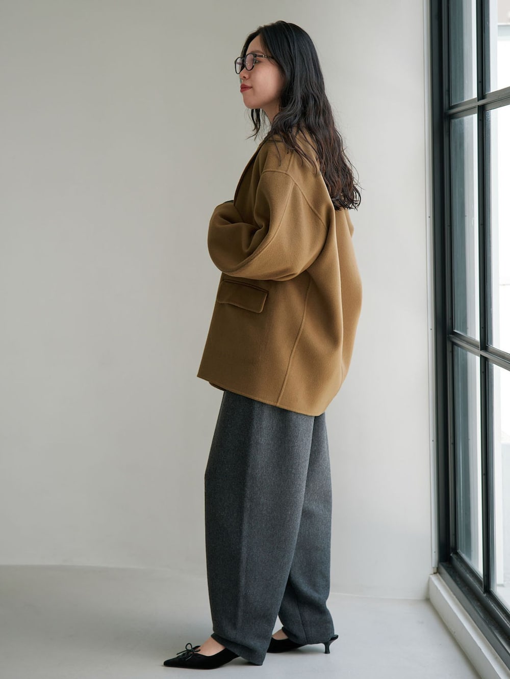 グレー系のその他パンツ、グレー系のニット/セーターを着用したレディースの夏コーディネートの2枚目の写真