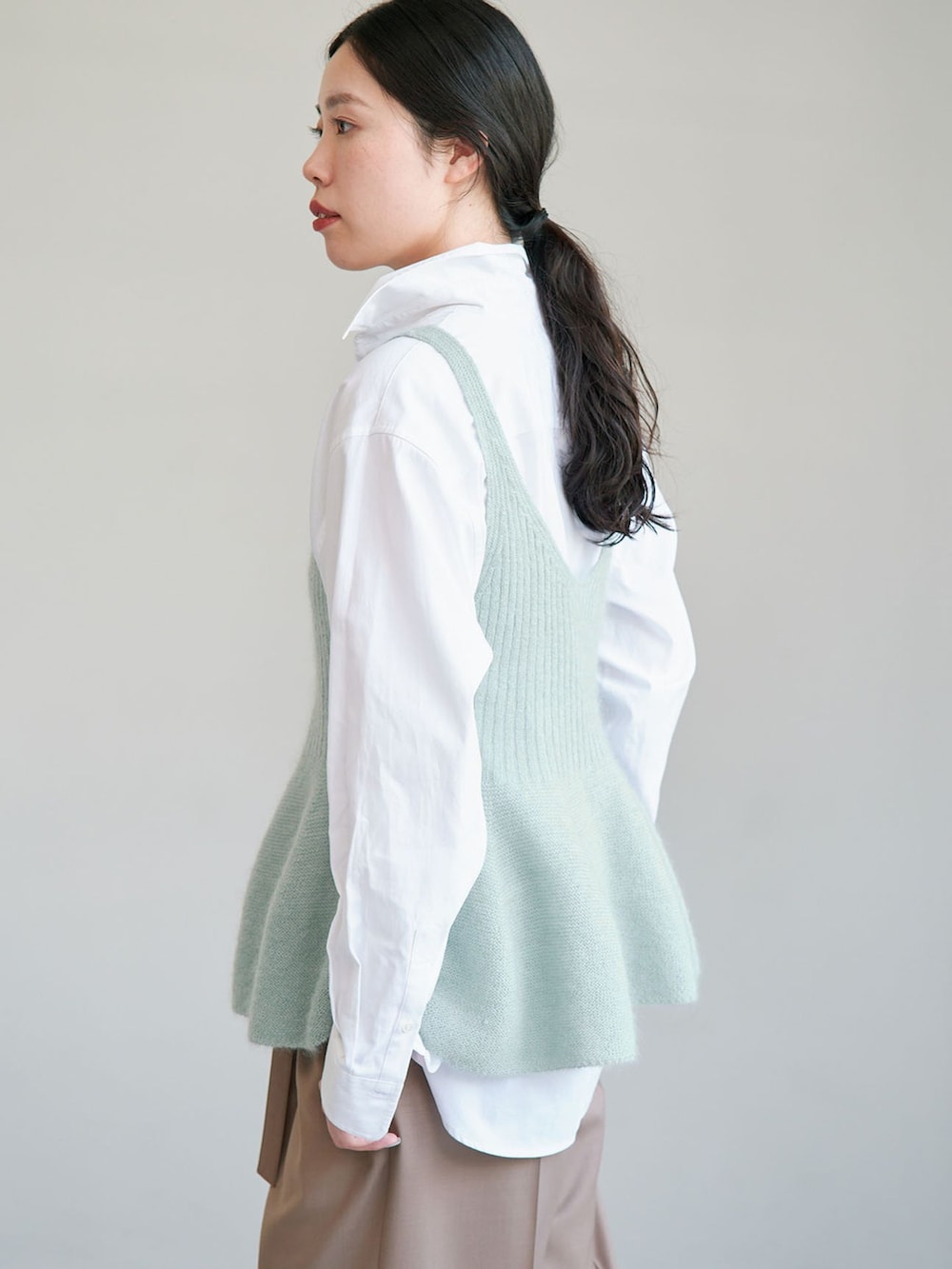 ホワイト系のシャツ/ブラウス、ゴールド系のネックレスを着用したレディースの夏コーディネートの5枚目の写真