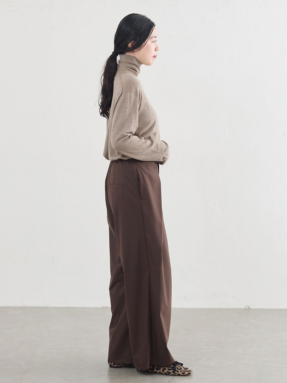 ブラウン系のその他パンツ、ベージュ系のニット/セーター、イエロー系のその他シューズを着用したレディースの秋コーディネートの2枚目の写真