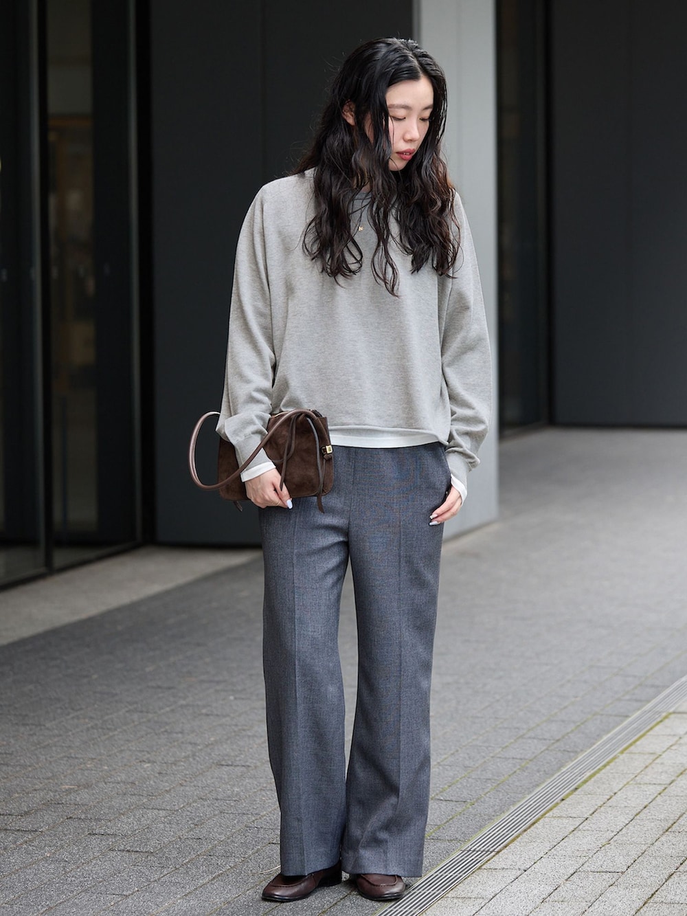 ブラック系のその他パンツ、グレー系のニット/セーター、ブラウン系のローファーを着用したレディースの秋コーディネートの2枚目の写真