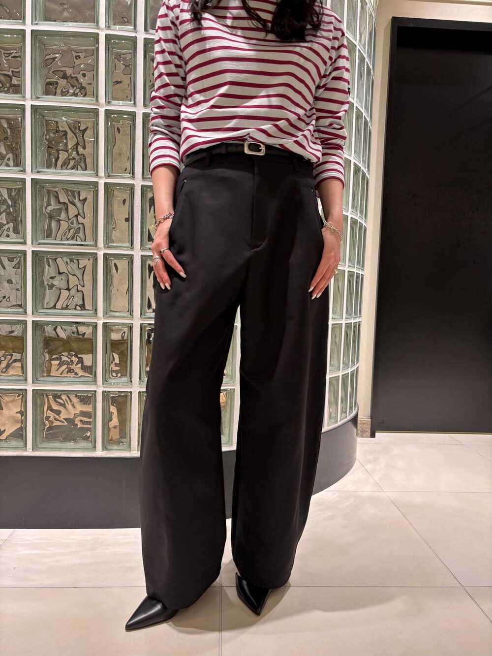 ブラック系のその他パンツ、ブラック系のパンプスを着用したレディースの春コーディネートの4枚目の写真