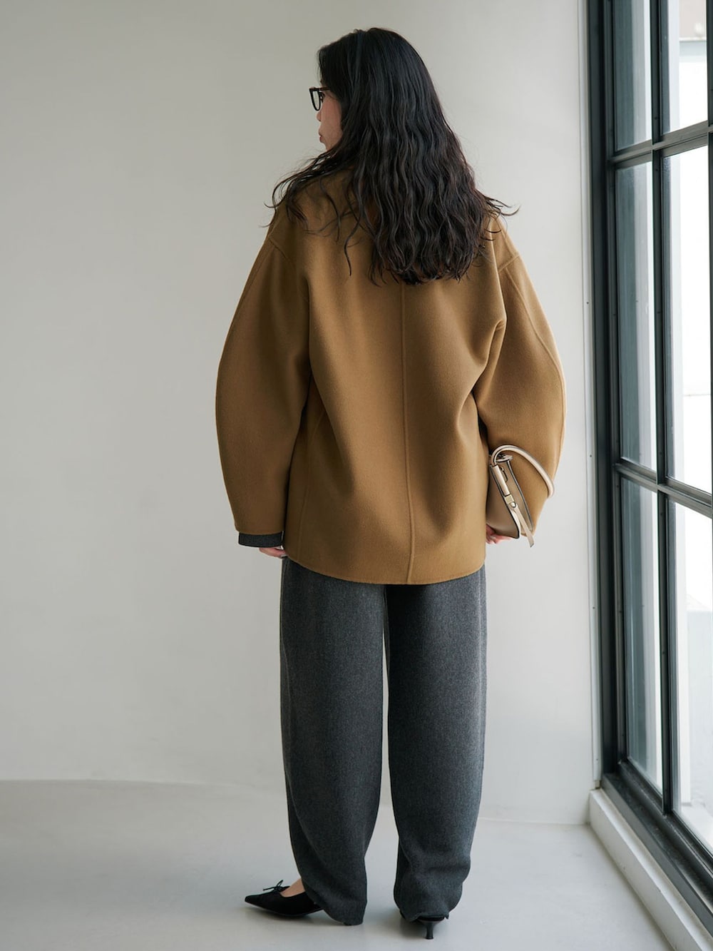 グレー系のその他パンツ、グレー系のニット/セーターを着用したレディースの夏コーディネートの3枚目の写真