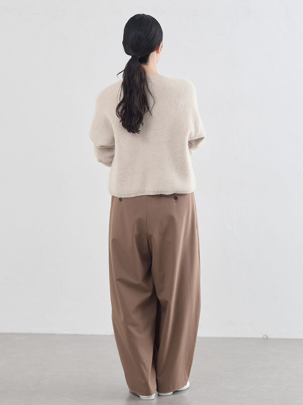 ブラウン系のその他パンツ、ホワイト系のカーディガン/ボレロ、ブラウン系のショルダーバッグを着用したレディースの秋コーディネートの3枚目の写真