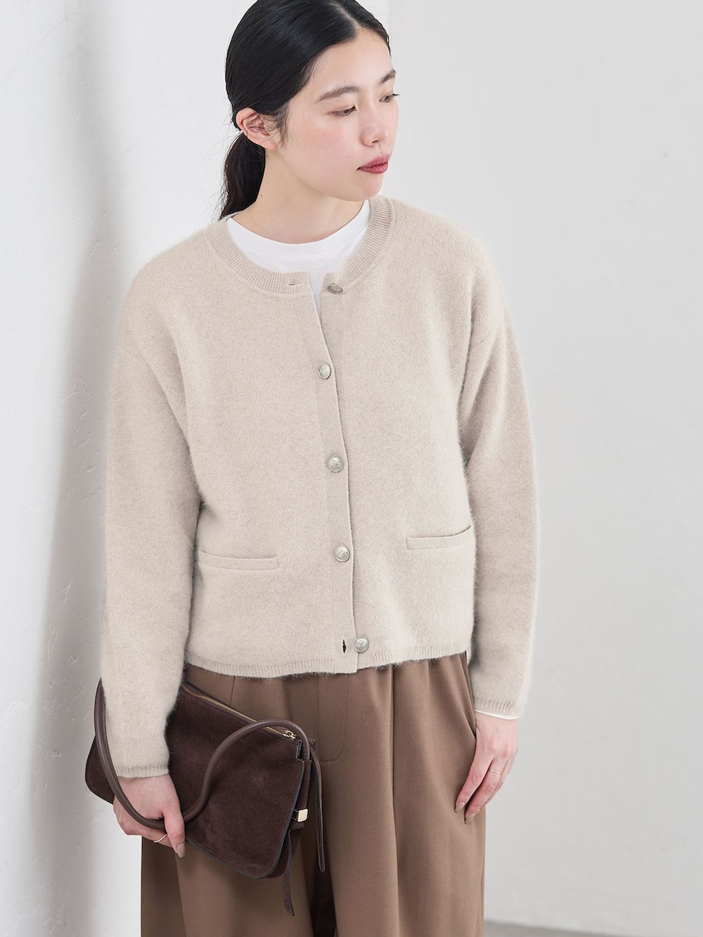 ブラウン系のその他パンツ、ホワイト系のカーディガン/ボレロ、ブラウン系のショルダーバッグを着用したレディースの秋コーディネートの4枚目の写真