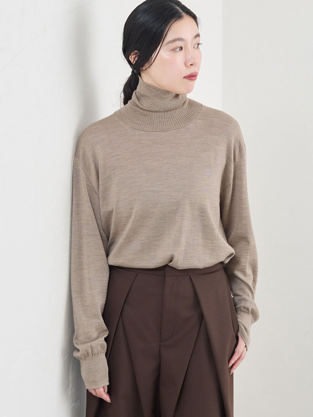 ブラウン系のその他パンツ、ベージュ系のニット/セーター、イエロー系のその他シューズを着用したレディースの秋コーディネートの4枚目の写真