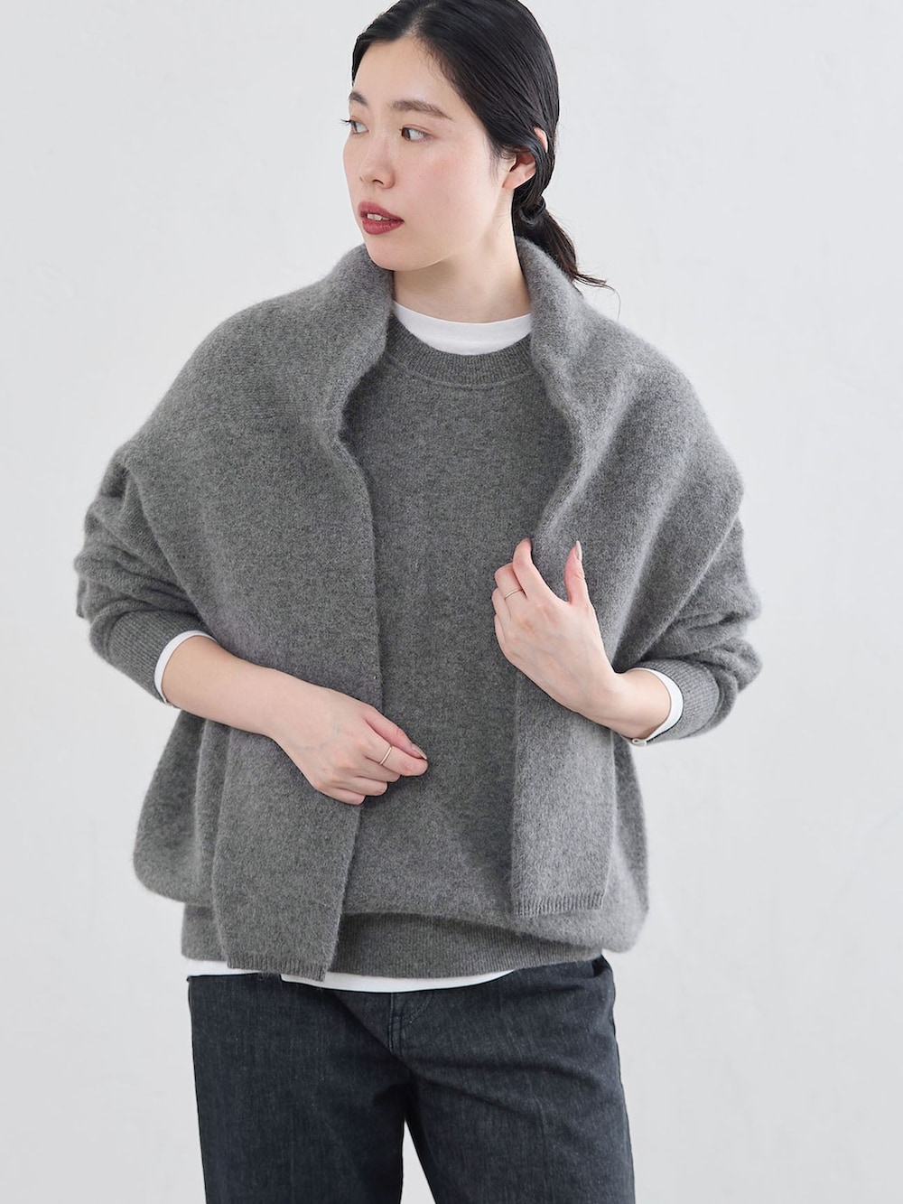 ブルー系のデニムパンツ、ブラック系のその他シューズを着用したレディースの秋コーディネートの4枚目の写真