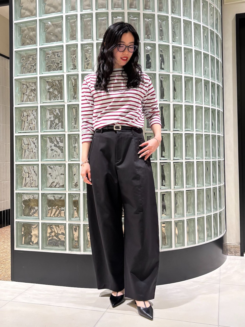ブラック系のその他パンツ、ブラック系のパンプスを着用したレディースの春コーディネートの2枚目の写真