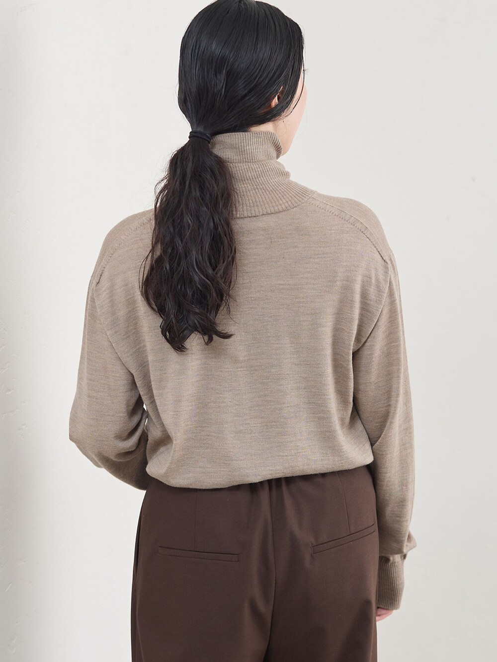 ブラウン系のその他パンツ、ベージュ系のニット/セーター、イエロー系のその他シューズを着用したレディースの秋コーディネートの5枚目の写真