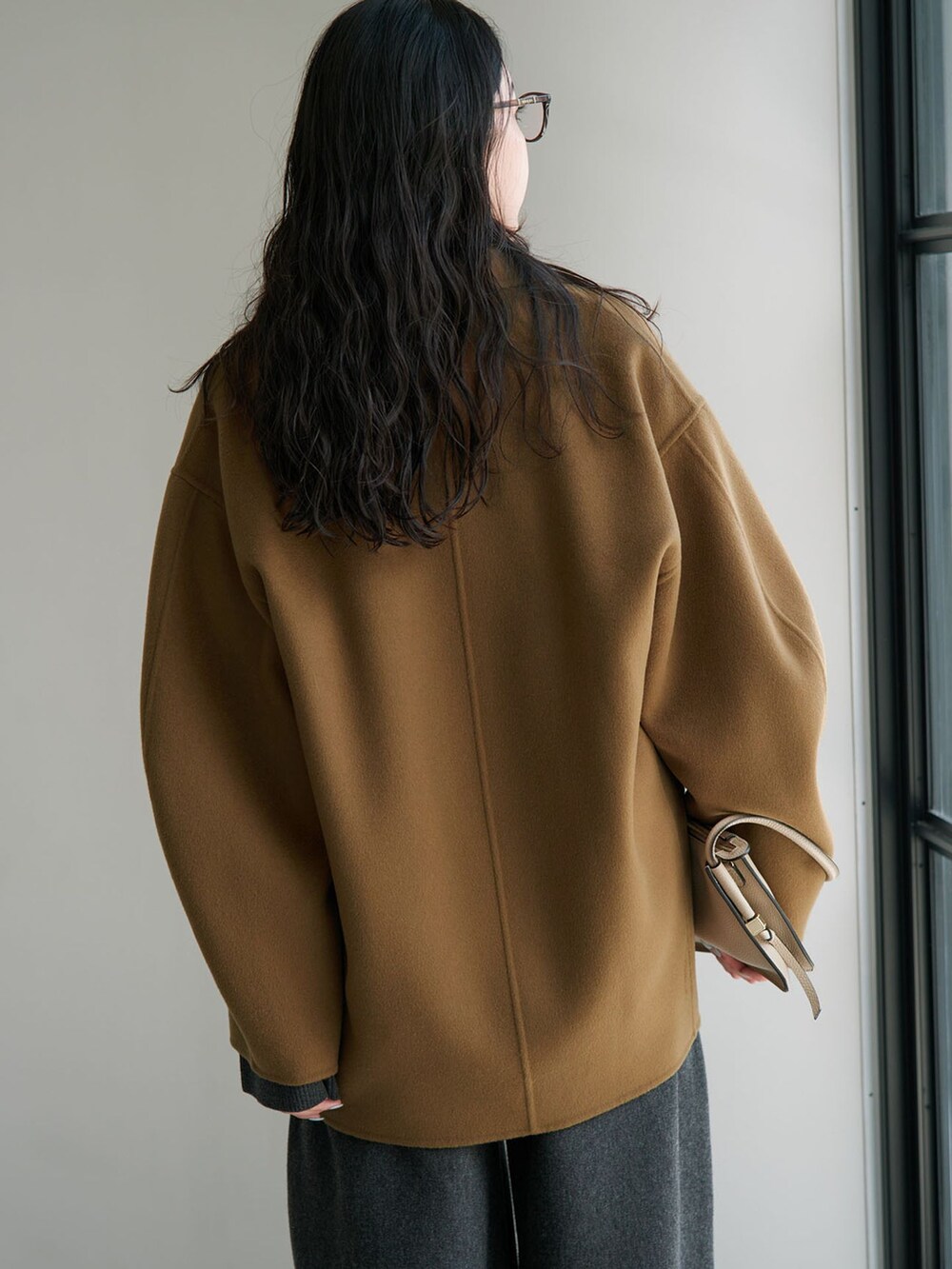 グレー系のその他パンツ、グレー系のニット/セーターを着用したレディースの夏コーディネートの6枚目の写真