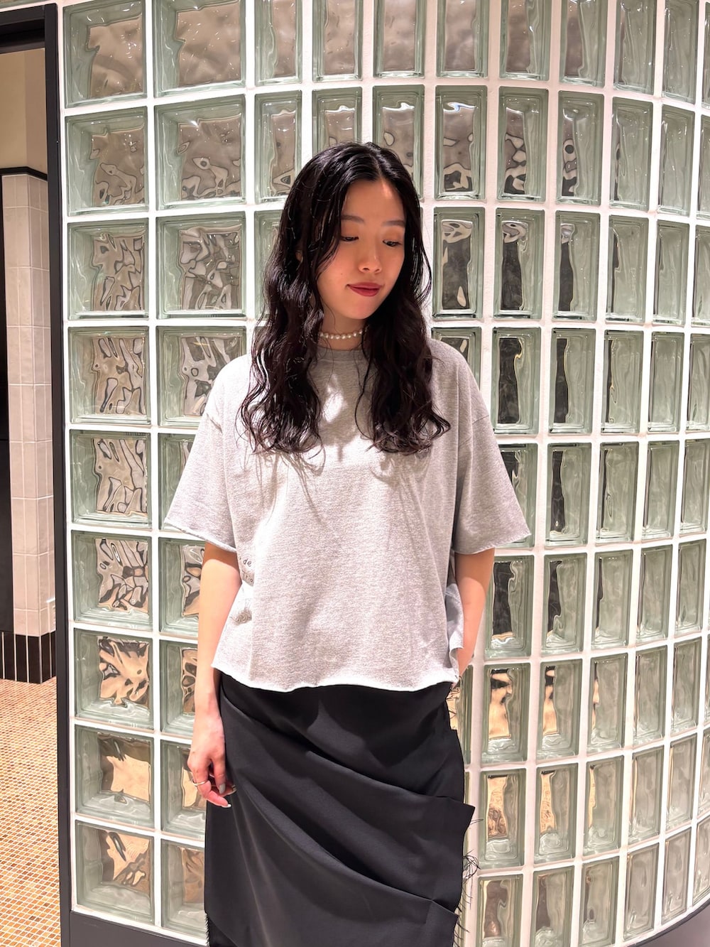 グレー系のTシャツ/カットソー、ブラック系のタイツ/ストッキングを着用したレディースの夏コーディネートの4枚目の写真