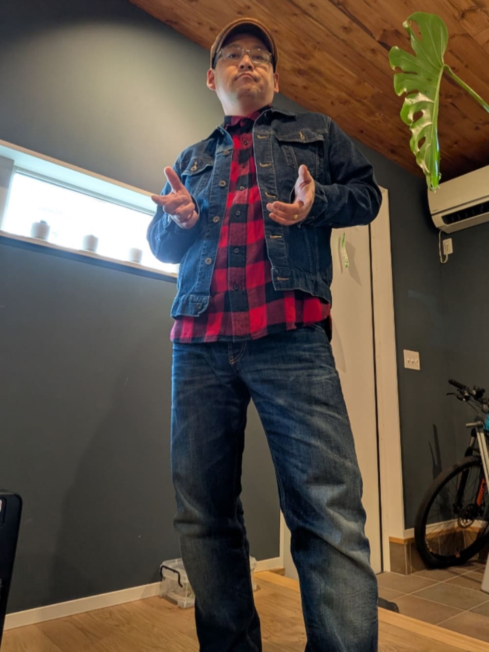 ブルー系のデニムジャケット、レッド系のシャツ/ブラウス、ブルー系のデニムパンツを着用したメンズの春コーディネートの2枚目の写真