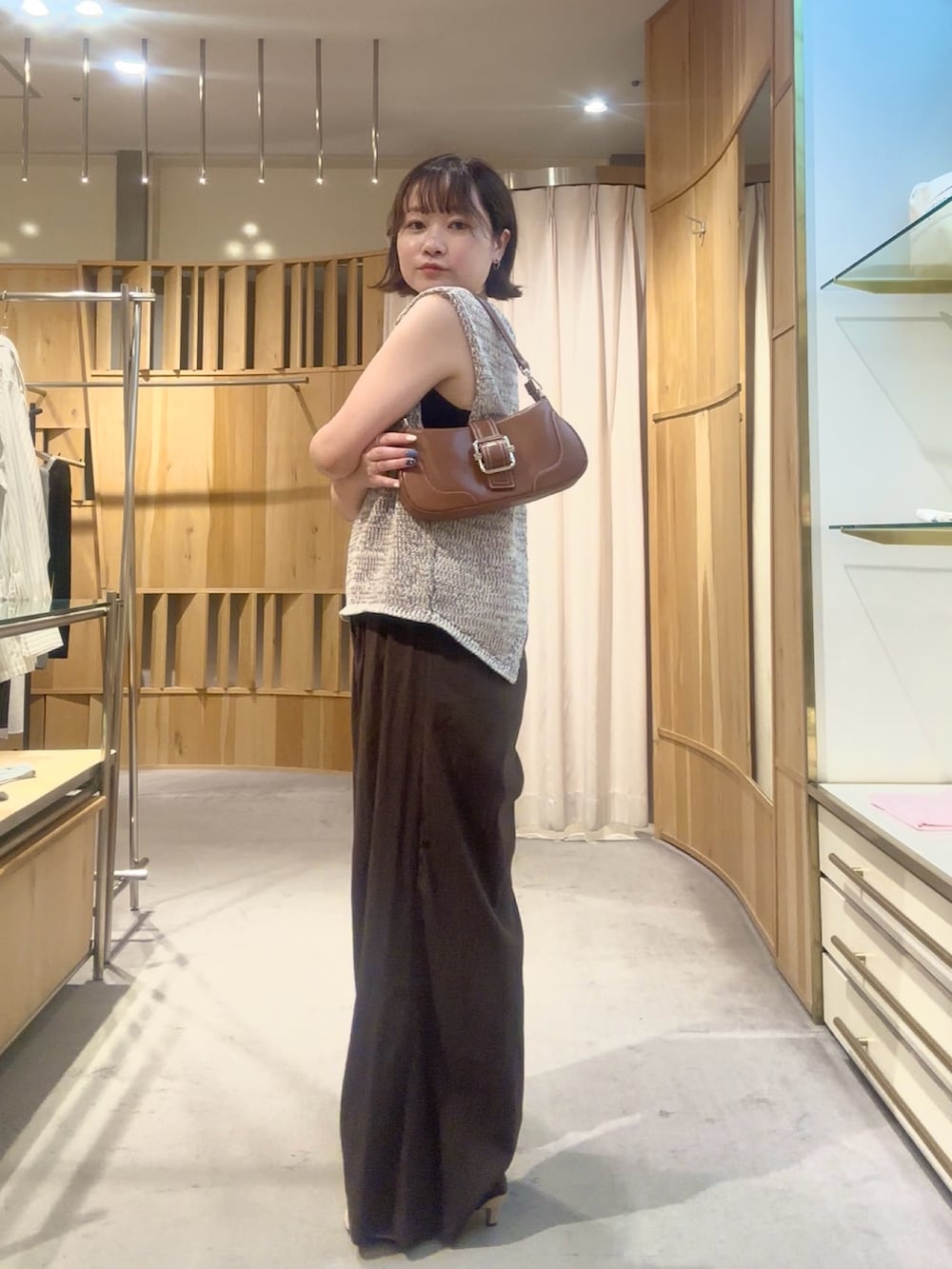 ブラウン系のニット/セーター、ブラウン系のその他パンツを着用したレディースの夏コーディネートの3枚目の写真
