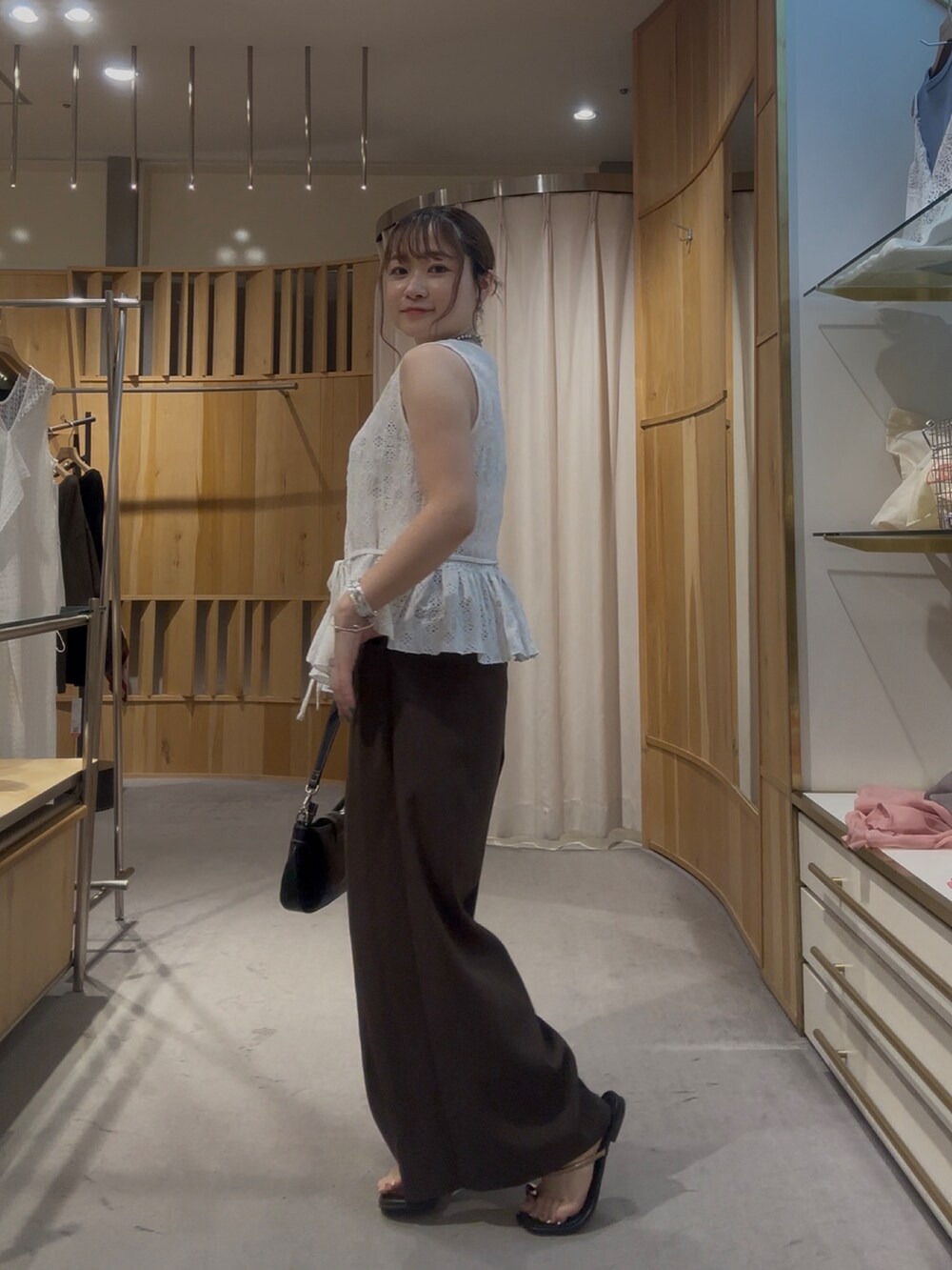ホワイト系のシャツ/ブラウス、ブラウン系のその他パンツを着用したレディースの夏コーディネートの3枚目の写真