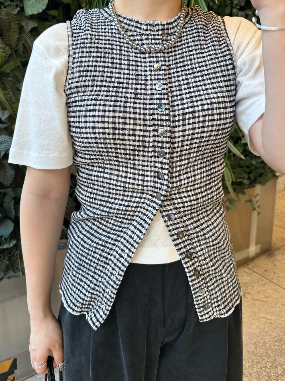 ブラック系のキャミソール、ホワイト系のTシャツ/カットソー、ブラック系のその他パンツを着用したレディースの夏コーディネートの3枚目の写真