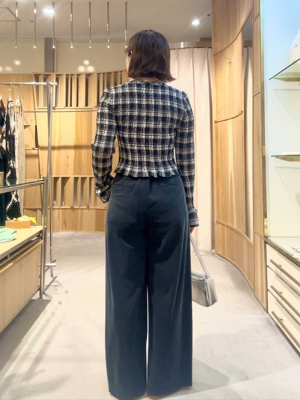 ブラック系のシャツ/ブラウス、ブラック系のその他パンツ、シルバー系のショルダーバッグを着用したレディースの夏コーディネートの3枚目の写真