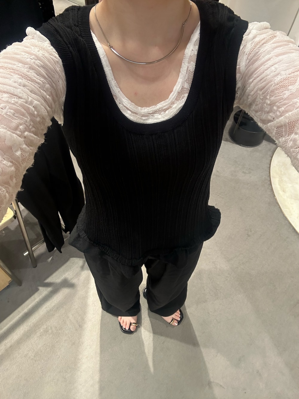 ホワイト系のTシャツ/カットソー、ホワイト系のニット/セーター、ブラック系のその他パンツを着用したレディースの春コーディネートの2枚目の写真
