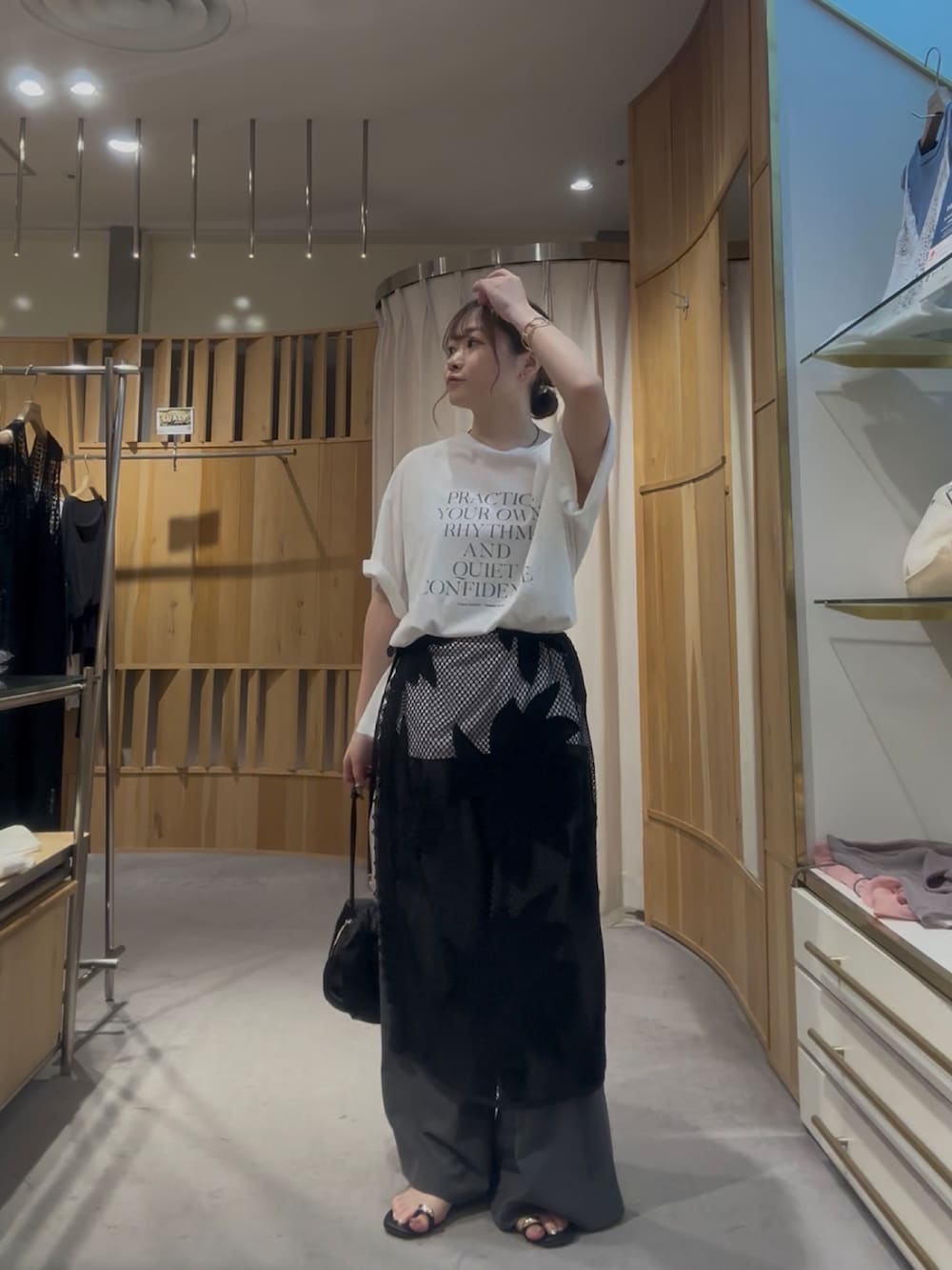 ホワイト系のTシャツ/カットソー、ブラック系のスカートを着用したレディースの夏コーディネートの3枚目の写真
