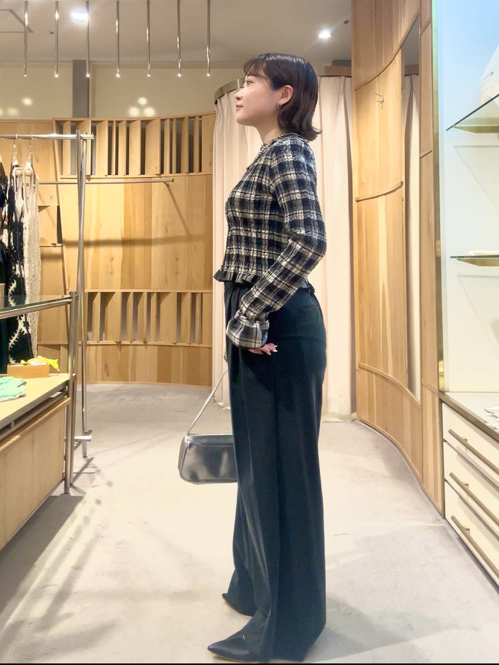ブラック系のシャツ/ブラウス、ブラック系のその他パンツ、シルバー系のショルダーバッグを着用したレディースの夏コーディネートの2枚目の写真