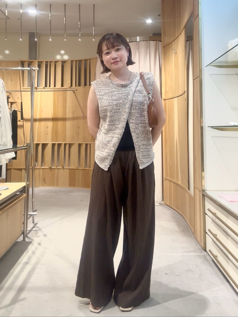 ブラウン系のニット/セーター、ブラウン系のその他パンツを着用したレディースの夏コーディネートの2枚目の写真
