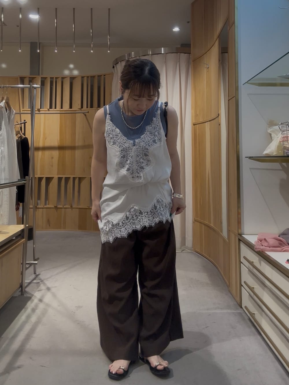 ブルー系のTシャツ/カットソー、ホワイト系のシャツ/ブラウス、ブラウン系のその他パンツを着用したレディースの夏コーディネートの3枚目の写真