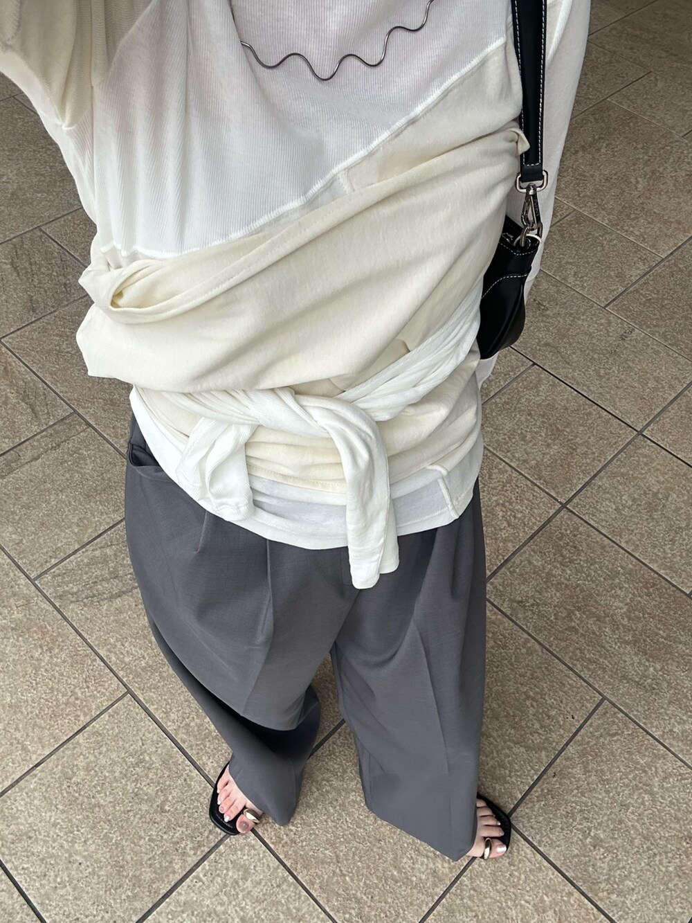 ホワイト系のTシャツ/カットソー、グレー系のその他パンツを着用したレディースの夏コーディネートの3枚目の写真