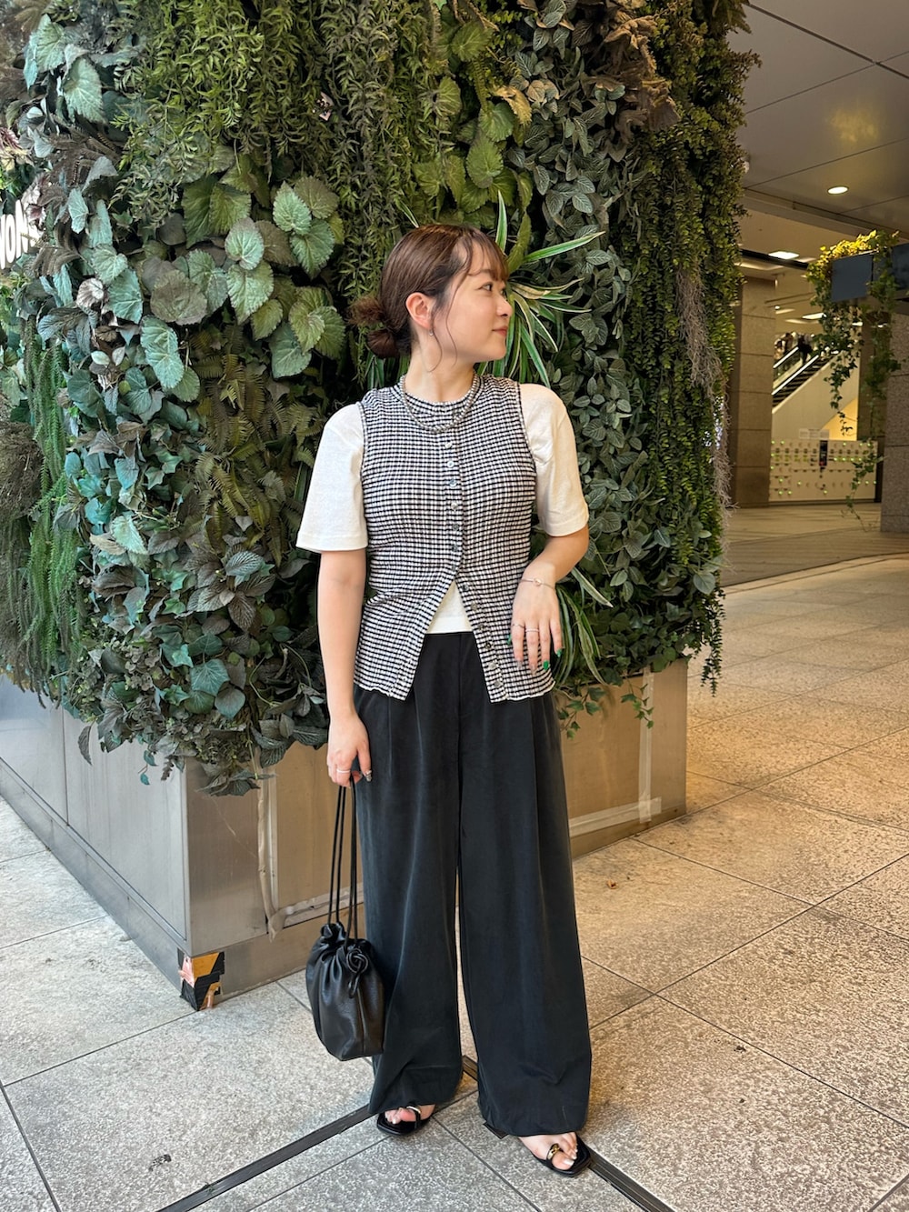 ブラック系のキャミソール、ホワイト系のTシャツ/カットソー、ブラック系のその他パンツを着用したレディースの夏コーディネートの2枚目の写真