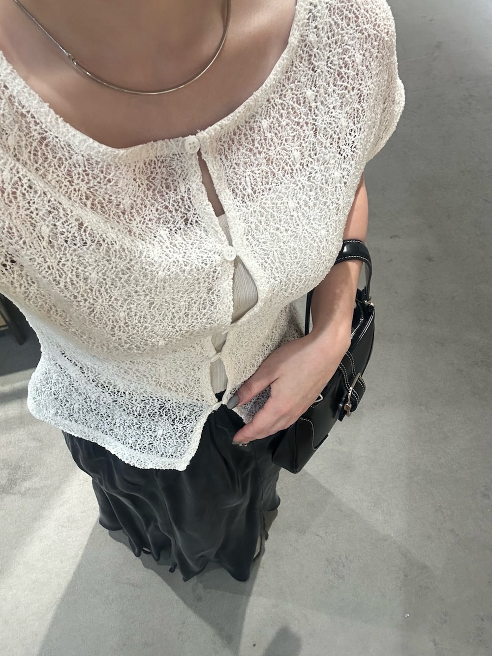 ホワイト系のTシャツ/カットソー、グレー系のスカートを着用したレディースの春コーディネートの2枚目の写真