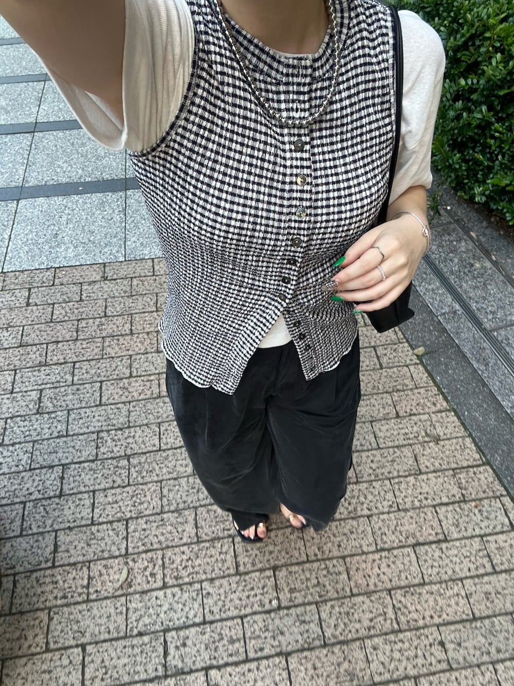 ブラック系のキャミソール、ホワイト系のTシャツ/カットソー、ブラック系のその他パンツを着用したレディースの夏コーディネートの5枚目の写真