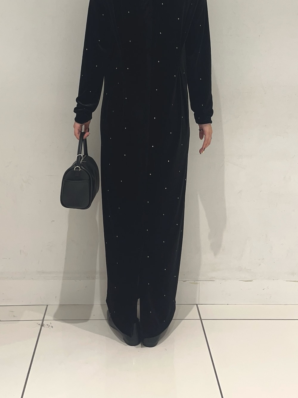 ブラック系のワンピース、ブラック系のハンドバッグ、ブラック系のその他シューズを着用したレディースの冬コーディネートの2枚目の写真