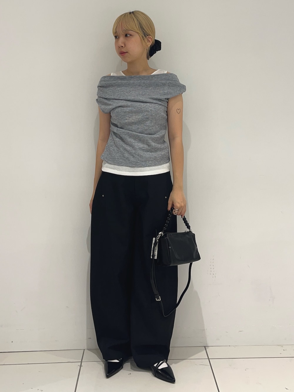 グレー系のタンクトップ、ブラック系のその他パンツ、ブラック系のショルダーバッグを着用したレディースの夏コーディネートの2枚目の写真