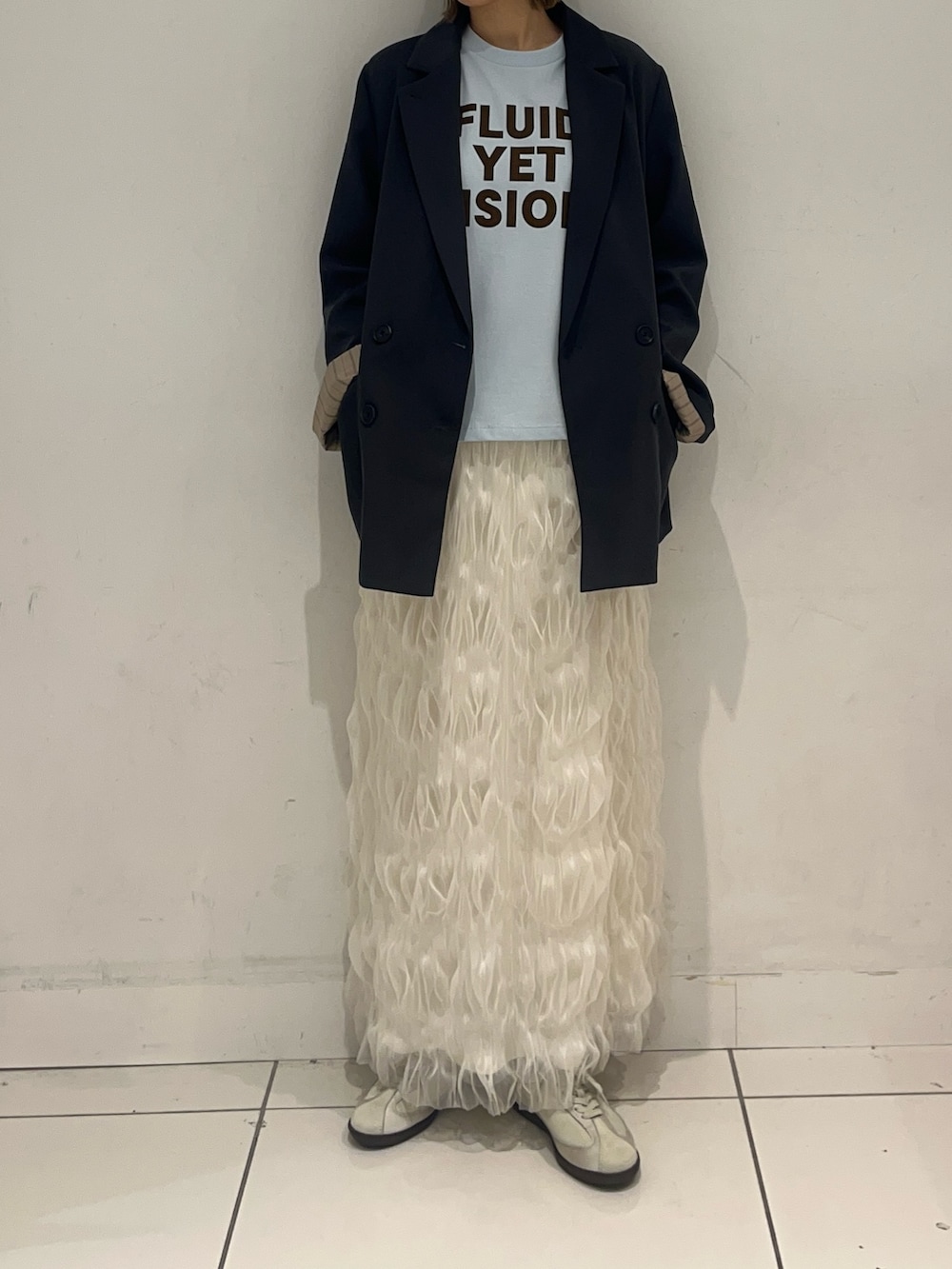 その他のTシャツ/カットソー、グレー系のテーラードジャケット、ホワイト系のスカートを着用したレディースの春コーディネートの2枚目の写真