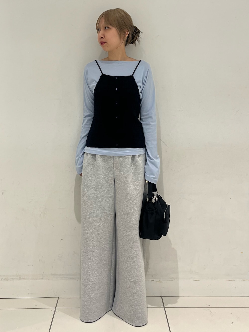 ブルー系のTシャツ/カットソー、ブルー系のキャミソール、グレー系のその他パンツを着用したレディースの春コーディネートの2枚目の写真