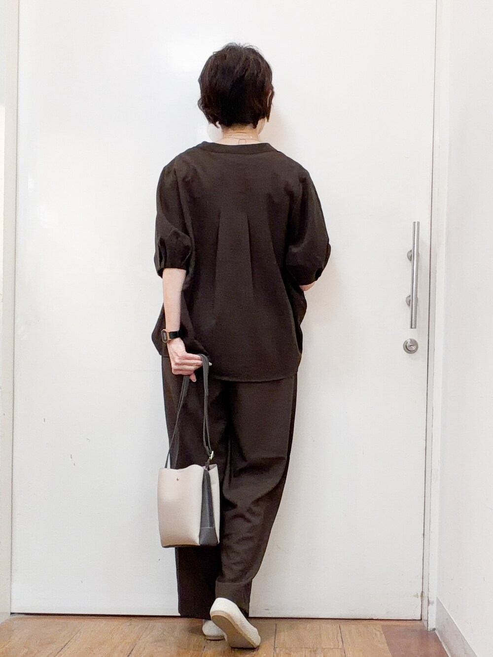 ブラウン系のシャツ/ブラウス、ブラウン系のその他パンツ、ゴールド系のパンプスを着用したレディースの春コーディネートの3枚目の写真