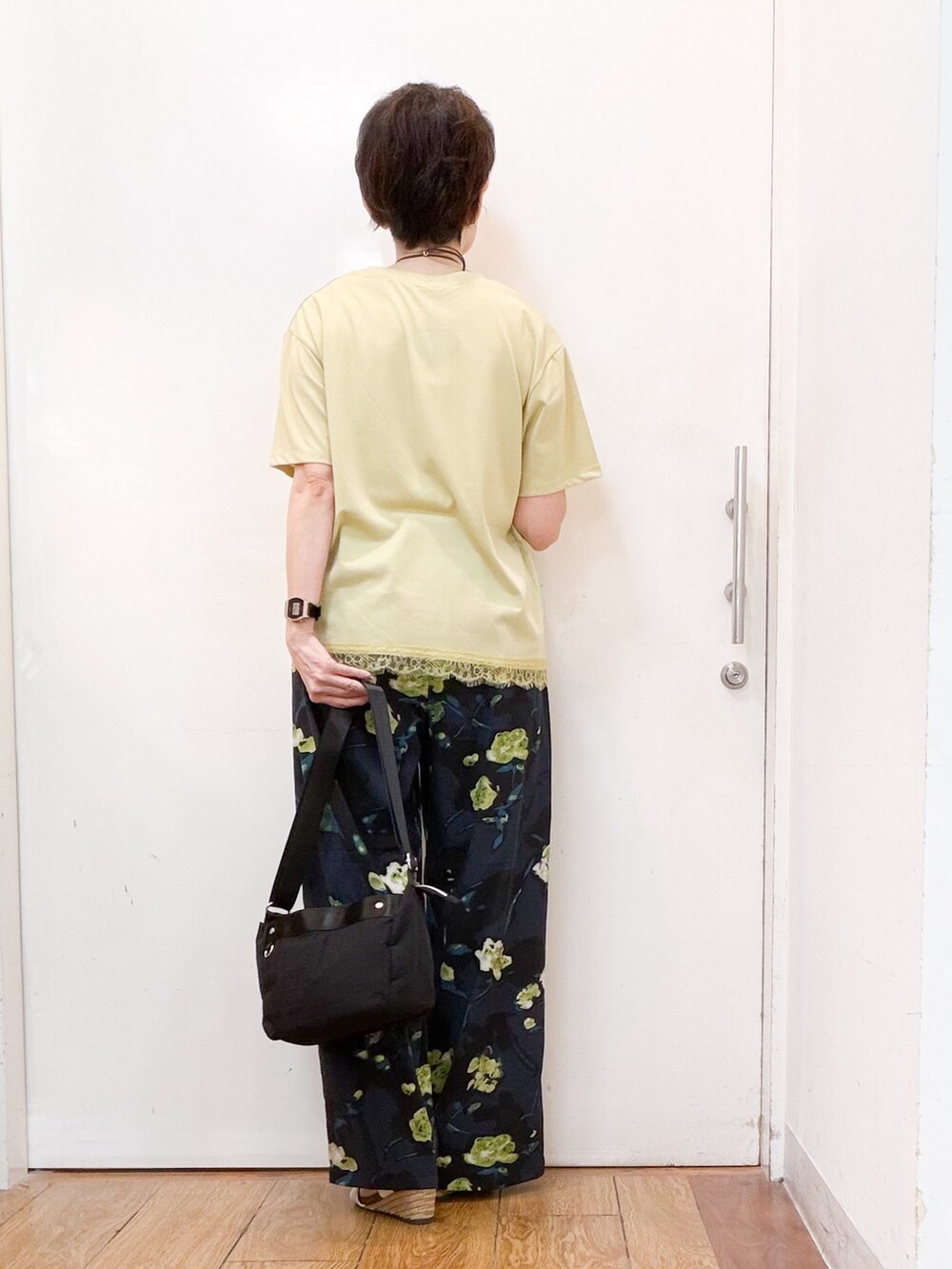 イエロー系のTシャツ/カットソー、ブルー系のその他パンツ、ホワイト系のサンダルを着用したレディースの夏コーディネートの3枚目の写真