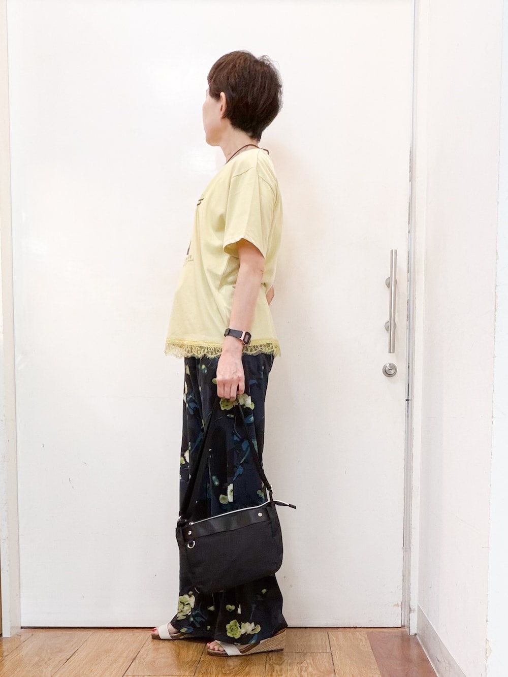 イエロー系のTシャツ/カットソー、ブルー系のその他パンツ、ホワイト系のサンダルを着用したレディースの夏コーディネートの2枚目の写真