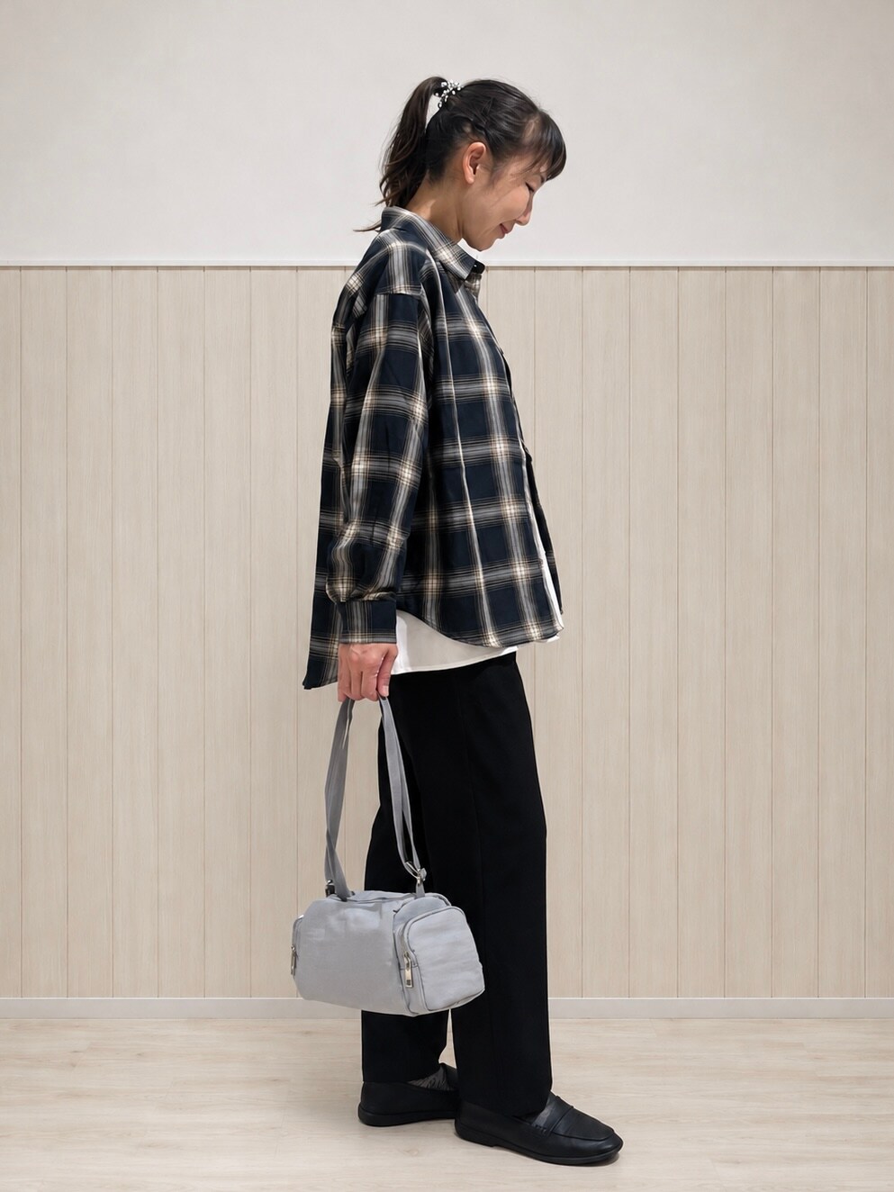 グリーン系のシャツ/ブラウス、ベージュ系のTシャツ/カットソー、ブラック系のその他パンツを着用したレディースの秋コーディネートの4枚目の写真