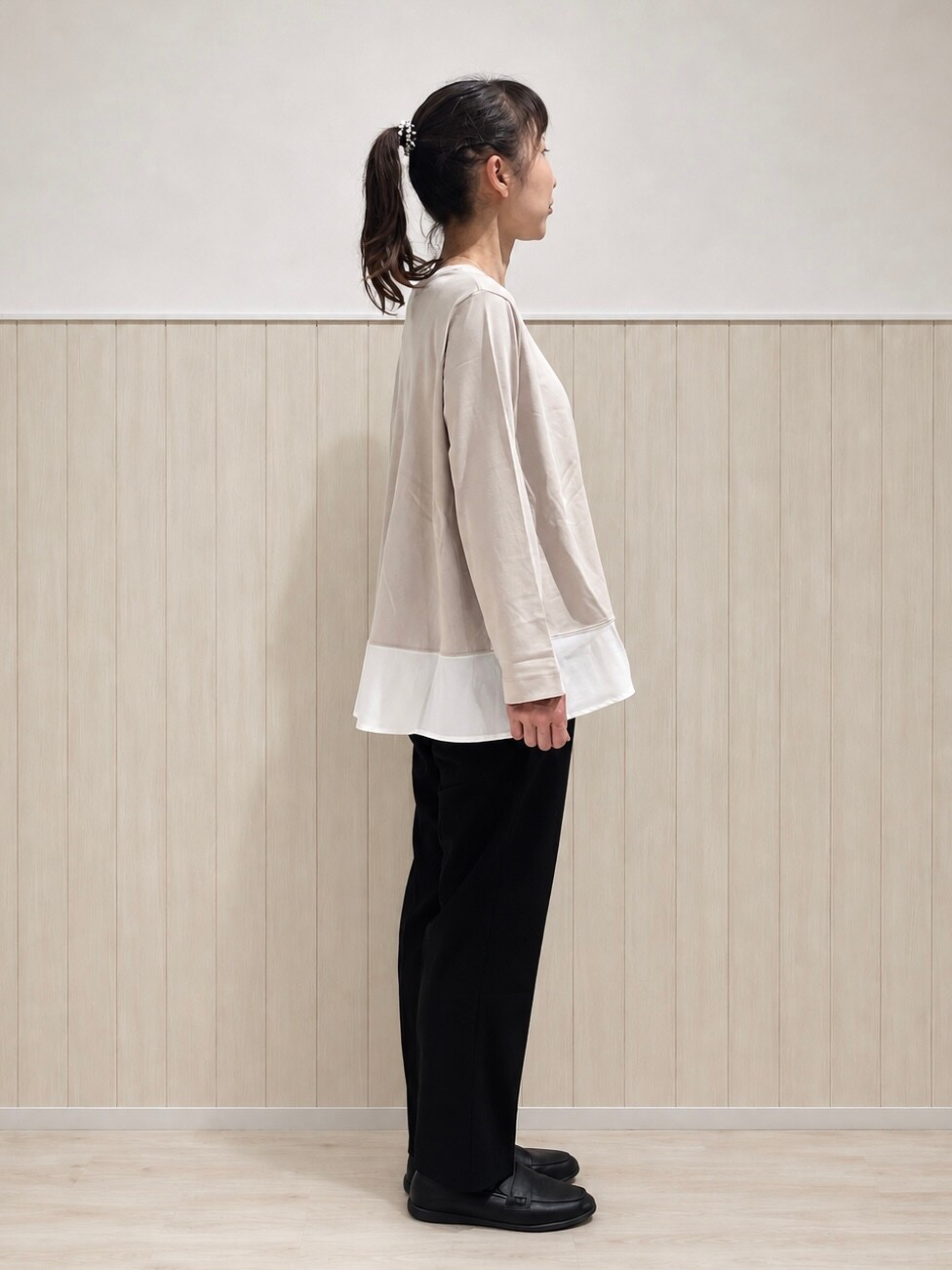 グリーン系のシャツ/ブラウス、ベージュ系のTシャツ/カットソー、ブラック系のその他パンツを着用したレディースの秋コーディネートの6枚目の写真