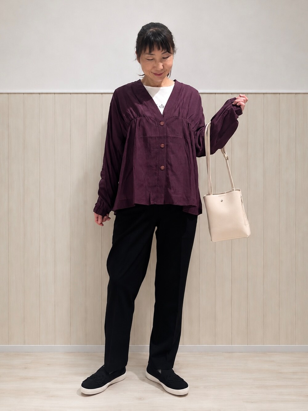 パープル系のカーディガン/ボレロ、ホワイト系のTシャツ/カットソー、ブラック系のその他パンツを着用したレディースの秋コーディネートの4枚目の写真