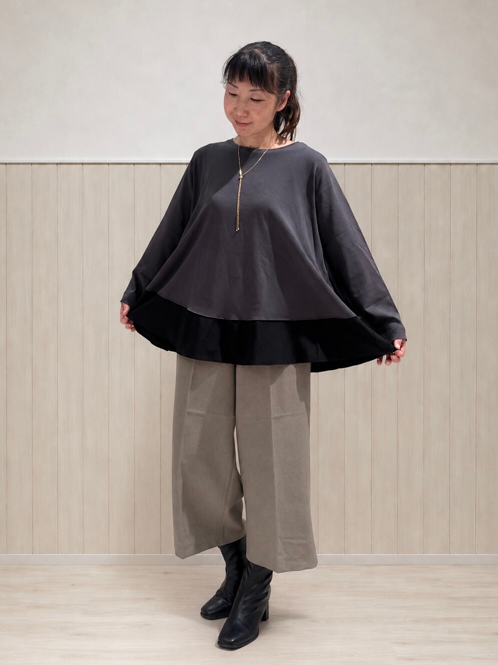 ブラウン系のシャツ/ブラウス、グレー系のTシャツ/カットソー、ベージュ系のその他パンツを着用したレディースの秋コーディネートの9枚目の写真