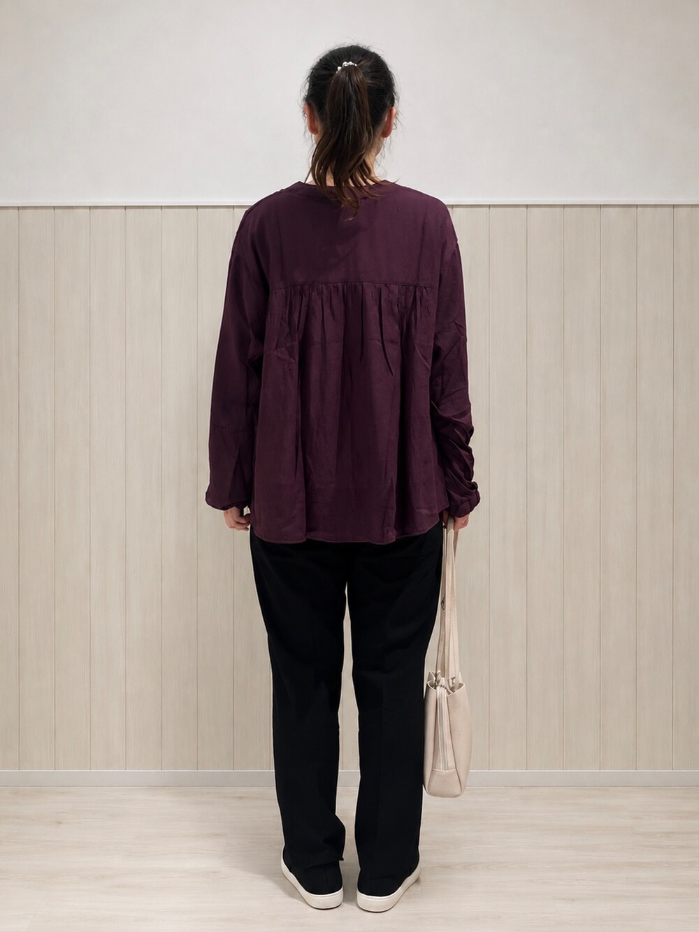 パープル系のカーディガン/ボレロ、ホワイト系のTシャツ/カットソー、ブラック系のその他パンツを着用したレディースの秋コーディネートの3枚目の写真