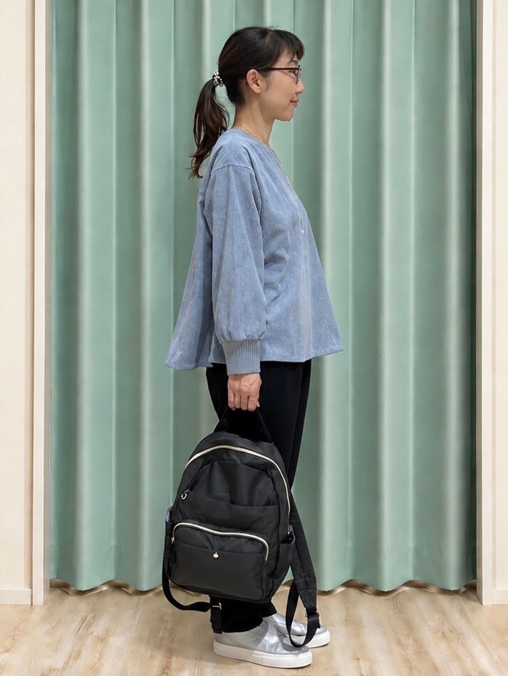 ブルー系のTシャツ/カットソー、ブラック系のその他パンツ、シルバー系のスニーカーを着用したレディースの秋コーディネートの4枚目の写真