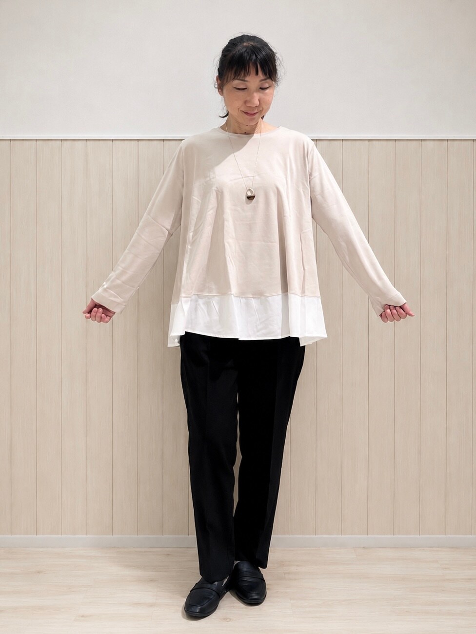 グリーン系のシャツ/ブラウス、ベージュ系のTシャツ/カットソー、ブラック系のその他パンツを着用したレディースの秋コーディネートの5枚目の写真