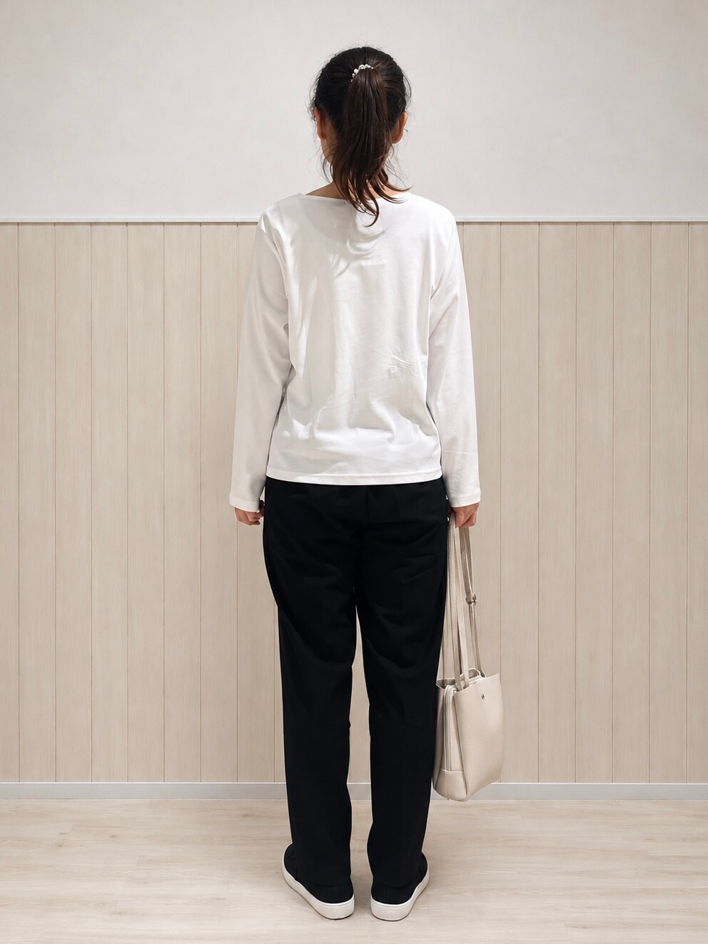 パープル系のカーディガン/ボレロ、ホワイト系のTシャツ/カットソー、ブラック系のその他パンツを着用したレディースの秋コーディネートの8枚目の写真