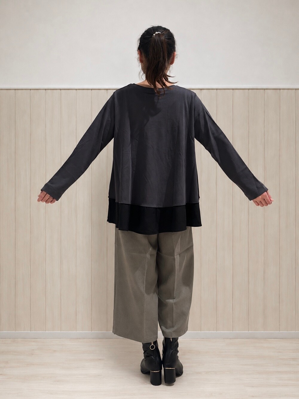 ブラウン系のシャツ/ブラウス、グレー系のTシャツ/カットソー、ベージュ系のその他パンツを着用したレディースの秋コーディネートの8枚目の写真