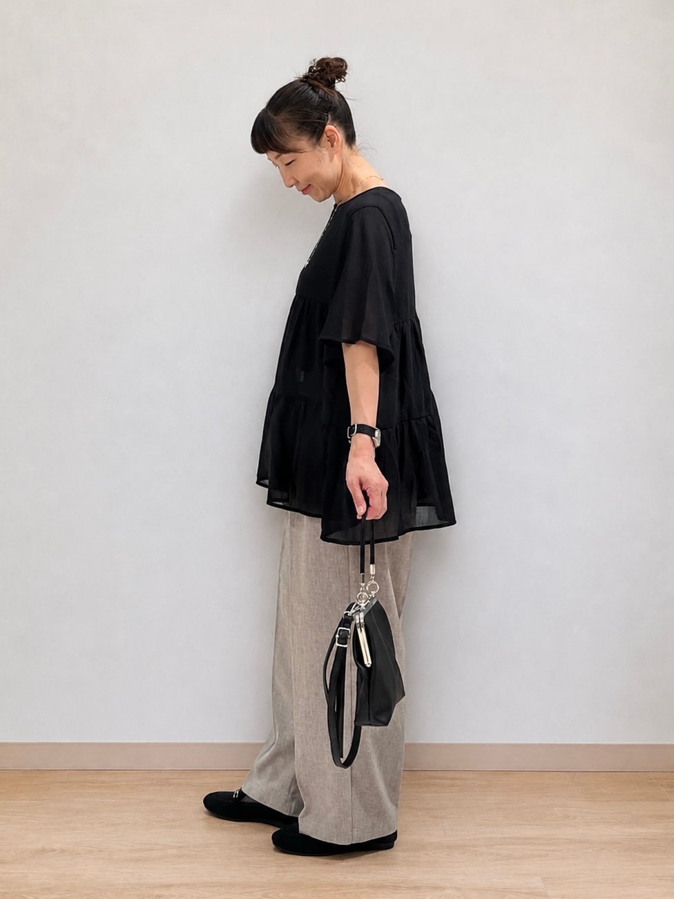 ブラック系のシャツ/ブラウス、ブラック系のタンクトップ、ブラウン系のその他パンツを着用したレディースの夏コーディネートの2枚目の写真
