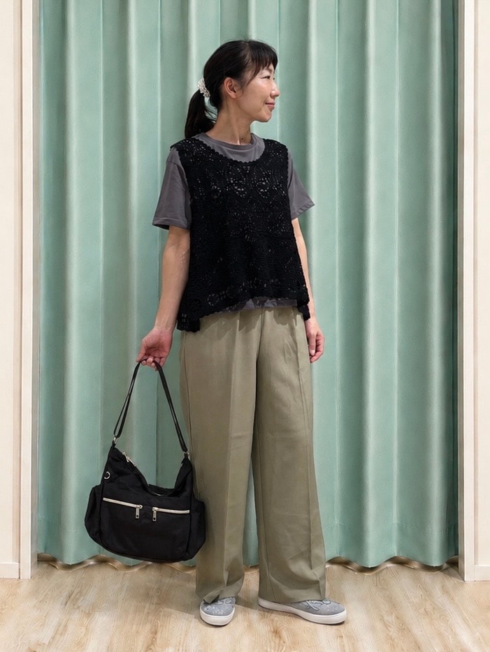 グリーン系のその他パンツ、シルバー系のその他シューズ、ブラウン系のショルダーバッグを着用したレディースの秋コーディネートの4枚目の写真