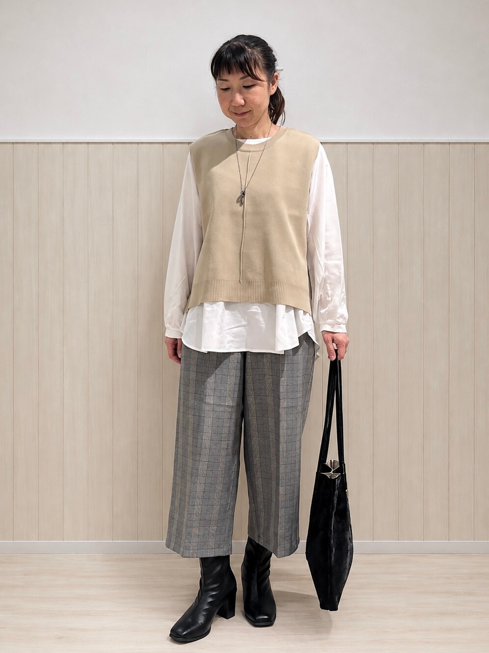 グレー系のその他パンツ、ブラック系のブーツ、ブラック系のトートバッグを着用したレディースの秋コーディネートの4枚目の写真